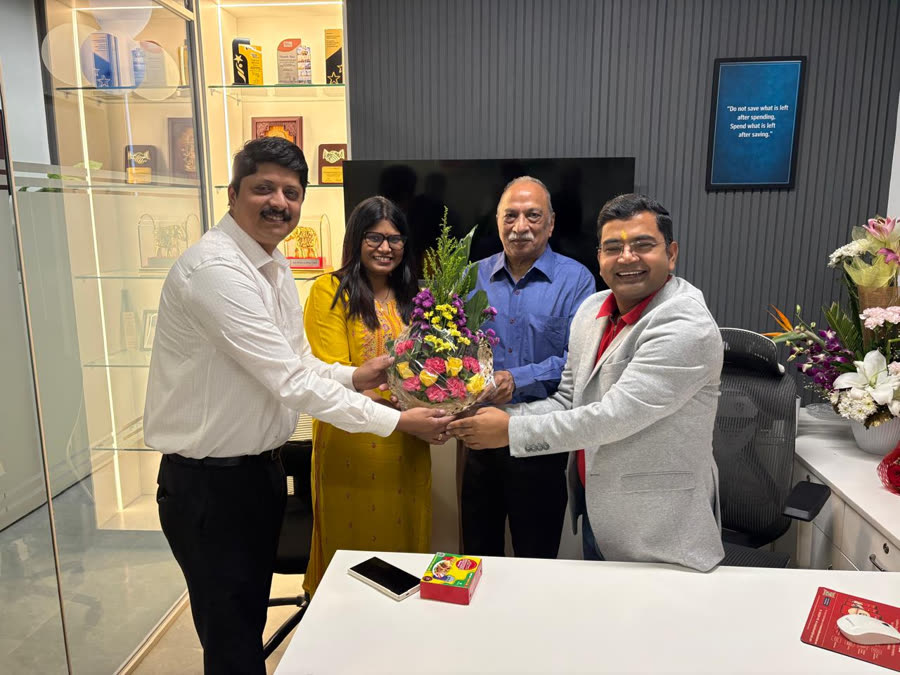Manas Dalai with an Investsphere client